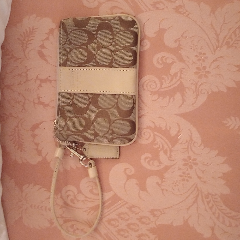 VGUC. Coach Signature C wristlet, trimmed and cream leather.